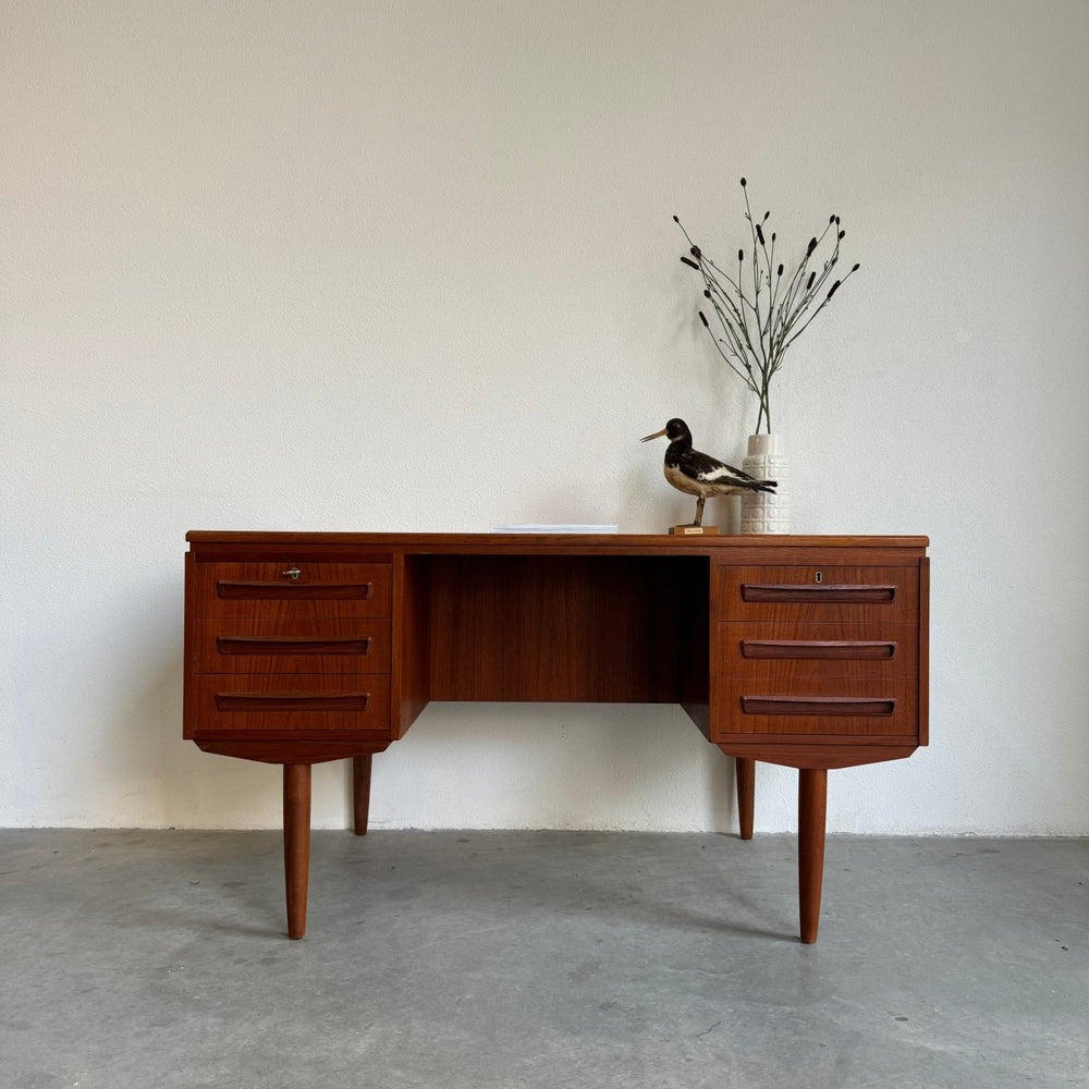 Vintage vrijstaand bureau J. Svenstrup teak - LOUI.STORE