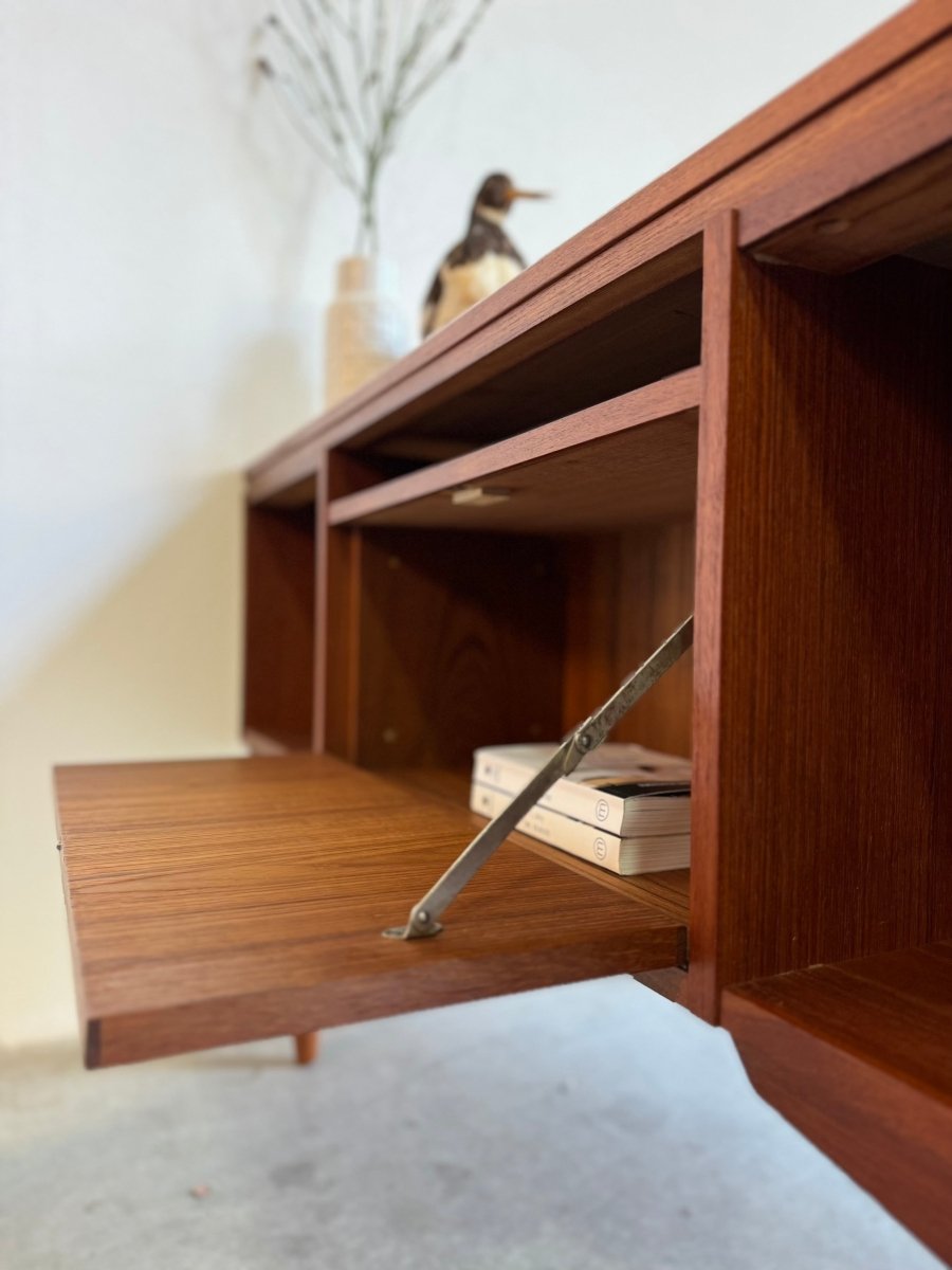 
                  
                    Vintage vrijstaand bureau J. Svenstrup teak - LOUI.STORE
                  
                