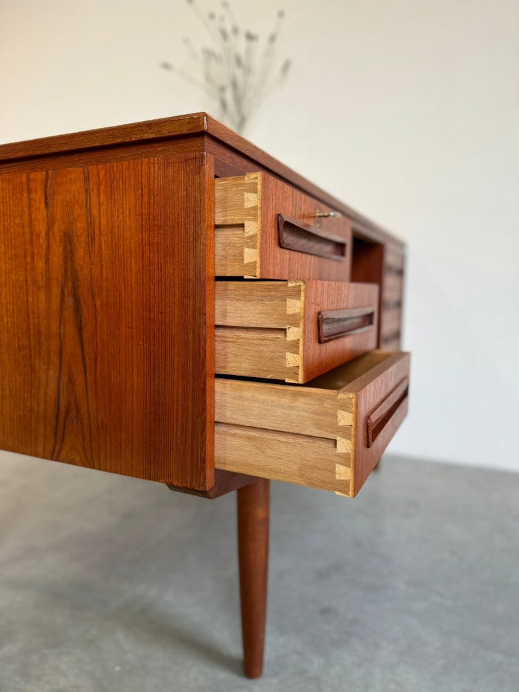 
                  
                    Vintage vrijstaand bureau J. Svenstrup teak - LOUI.STORE
                  
                
