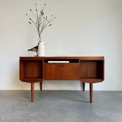 
                  
                    Vintage vrijstaand bureau J. Svenstrup teak - LOUI.STORE
                  
                