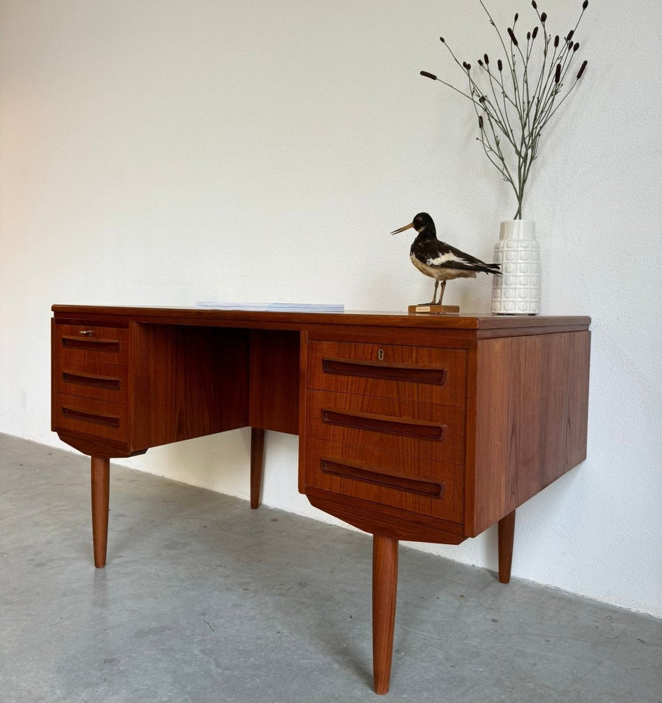 Vintage vrijstaand bureau J. Svenstrup teak - LOUI.STORE