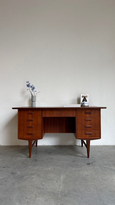 
                  
                    Vintage vrijstaand bureau teak 9 lades - LOUI.STORE
                  
                