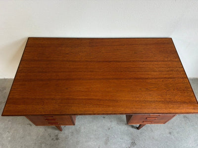 
                  
                    Vintage vrijstaand bureau teak 9 lades - LOUI.STORE
                  
                