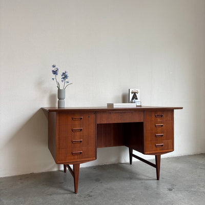 
                  
                    Vintage vrijstaand bureau teak 9 lades - LOUI.STORE
                  
                