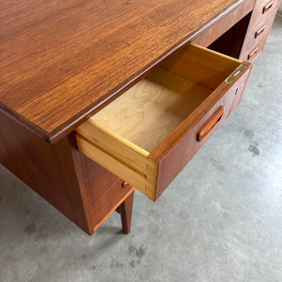 
                  
                    Vintage vrijstaand bureau teak 9 lades - LOUI.STORE
                  
                