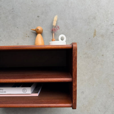 
                  
                    Vintage wandkastje 2 schappen teak - LOUI
                  
                