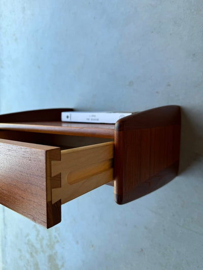 
                  
                    Vintage wandkastje met lade teak - LOUI.STORE
                  
                