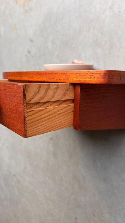 
                  
                    Vintage wandkastje met lade teak - LOUI.STORE
                  
                
