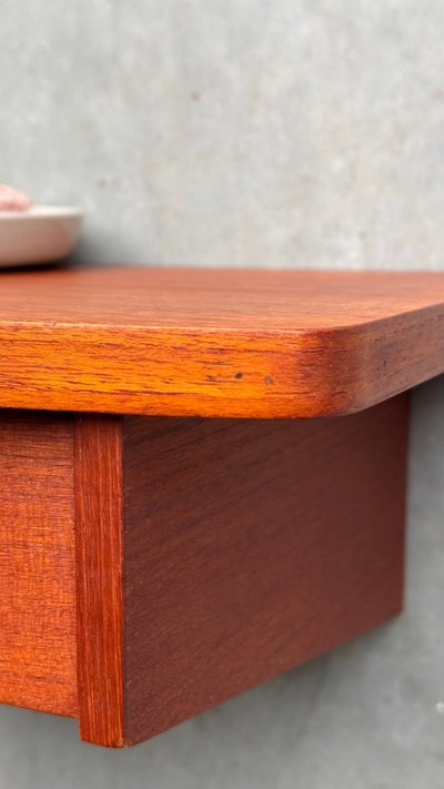 
                  
                    Vintage wandkastje met lade teak - LOUI.STORE
                  
                