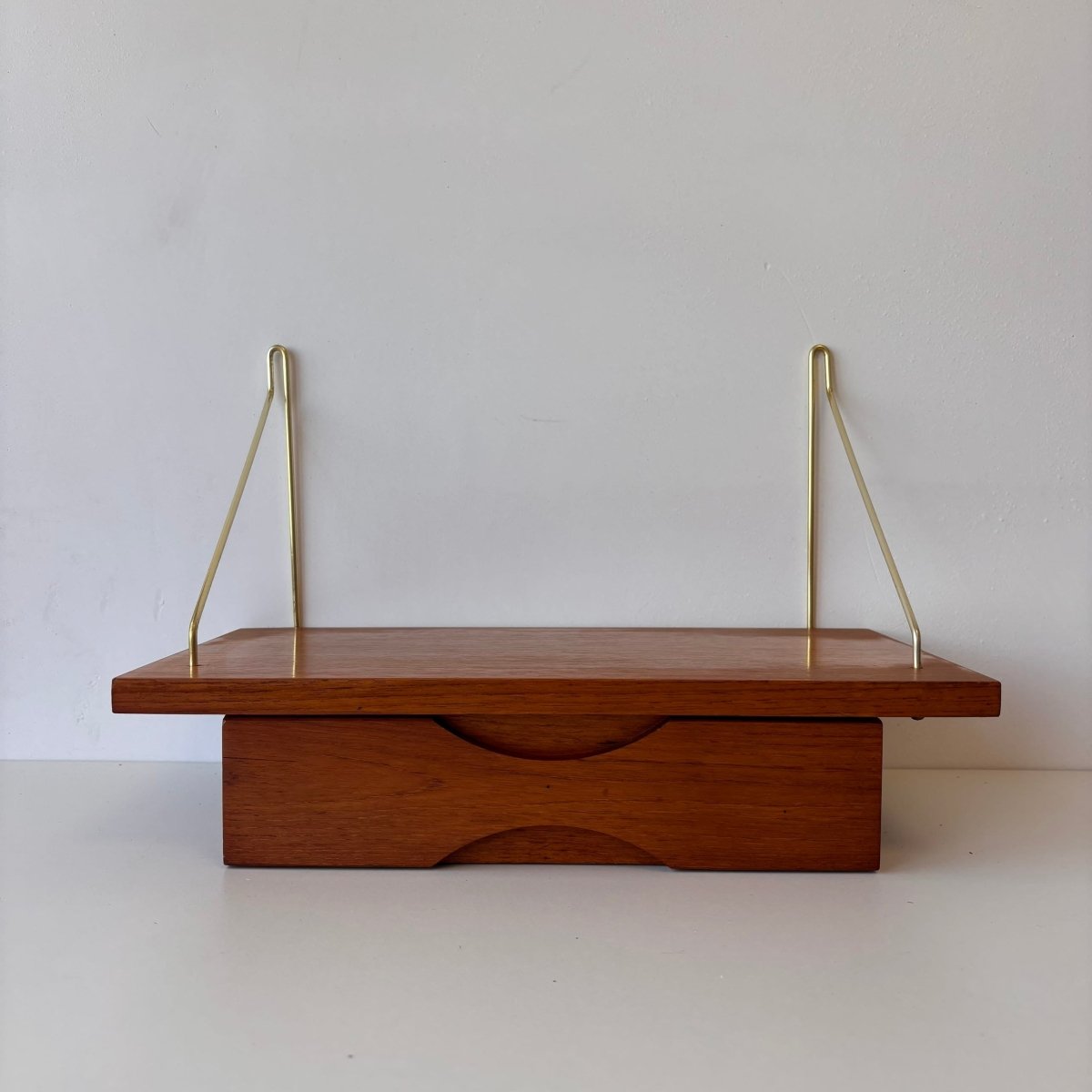 
                  
                    Vintage wandkastje string - LOUI.STORE
                  
                