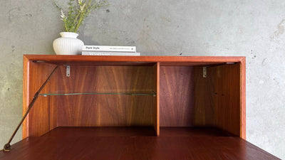 
                  
                    Vintage wandkastje teak klep - LOUI.STORE
                  
                