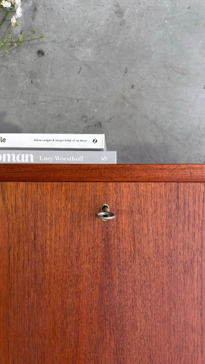 
                  
                    Vintage wandkastje teak klep - LOUI.STORE
                  
                