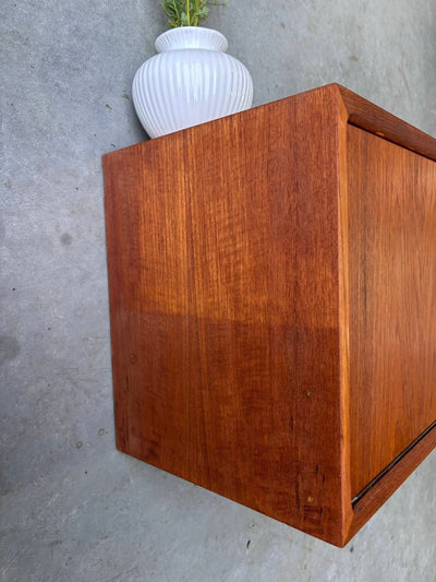 
                  
                    Vintage wandkastje teak klep - LOUI.STORE
                  
                