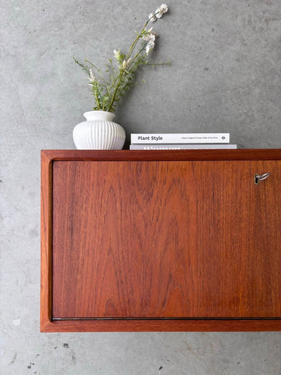 
                  
                    Vintage wandkastje teak klep - LOUI.STORE
                  
                