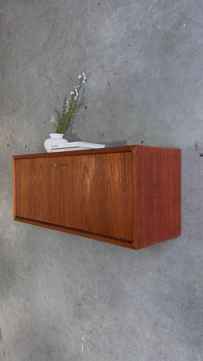 
                  
                    Vintage wandkastje teak klep - LOUI.STORE
                  
                
