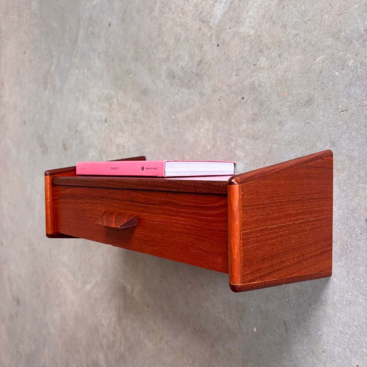 
                  
                    Vintage wandkastje teak - LOUI.STORE
                  
                