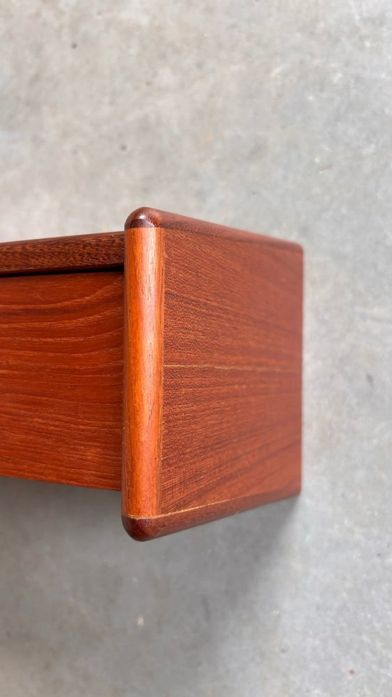 
                  
                    Vintage wandkastje teak - LOUI.STORE
                  
                