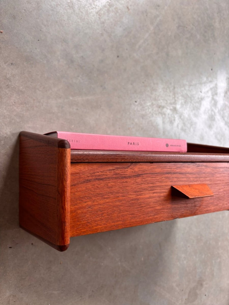 
                  
                    Vintage wandkastje teak - LOUI.STORE
                  
                