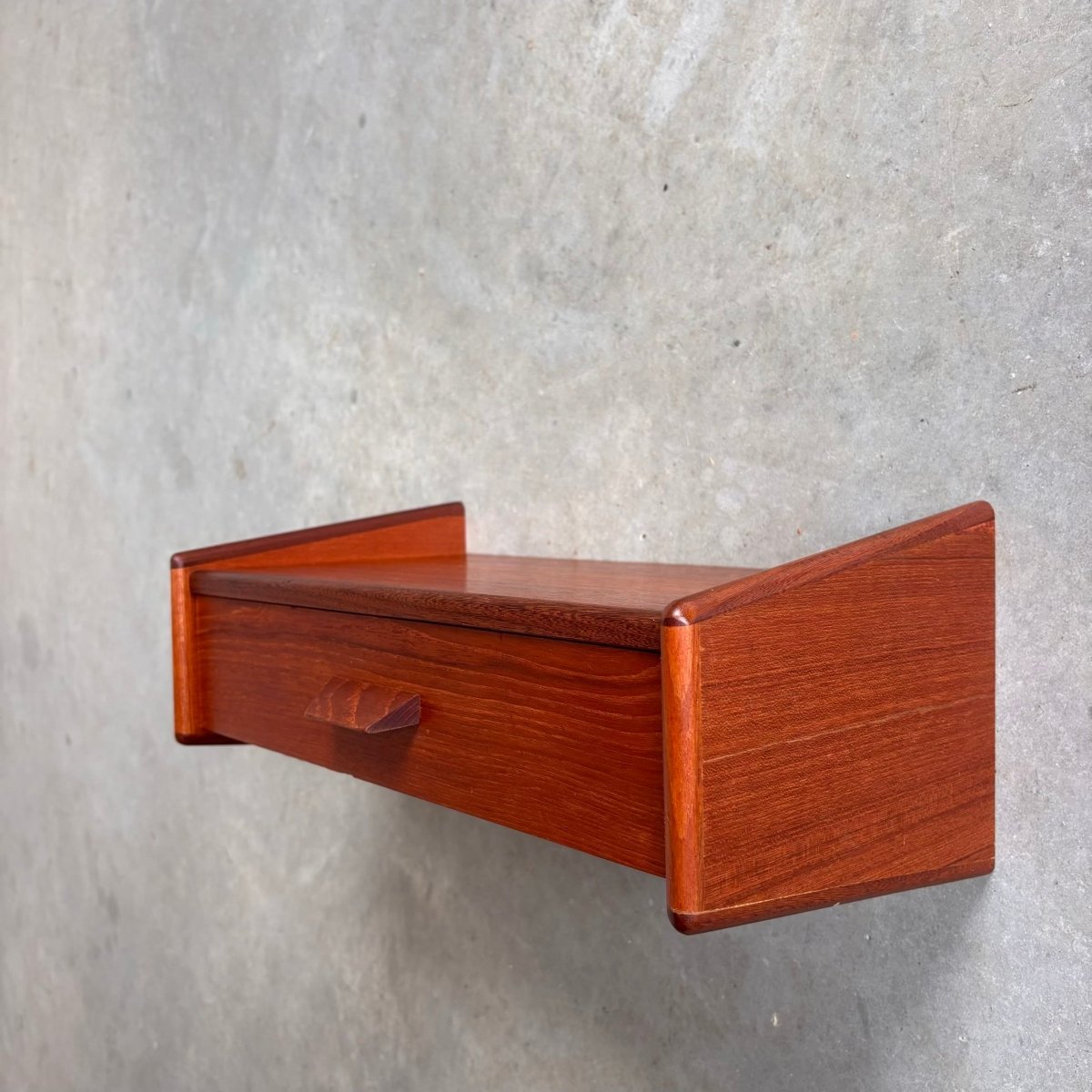 
                  
                    Vintage wandkastje teak - LOUI.STORE
                  
                