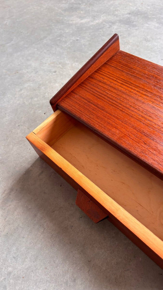 
                  
                    Vintage wandkastje teak - LOUI.STORE
                  
                
