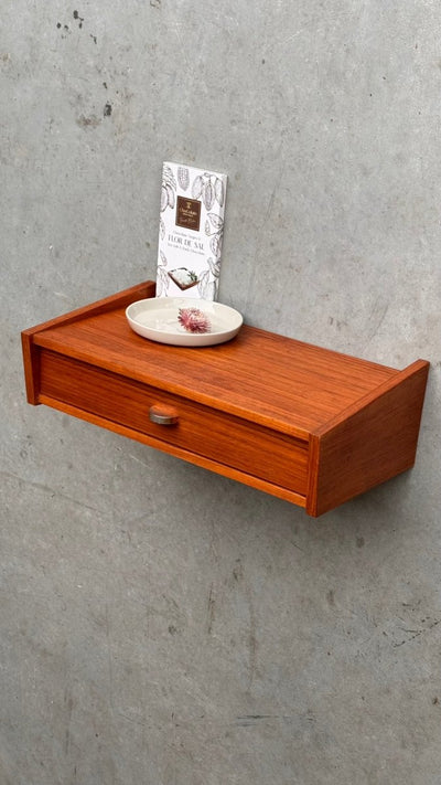 
                  
                    Vintage wandkastje teak metalen knopje - LOUI.STORE
                  
                