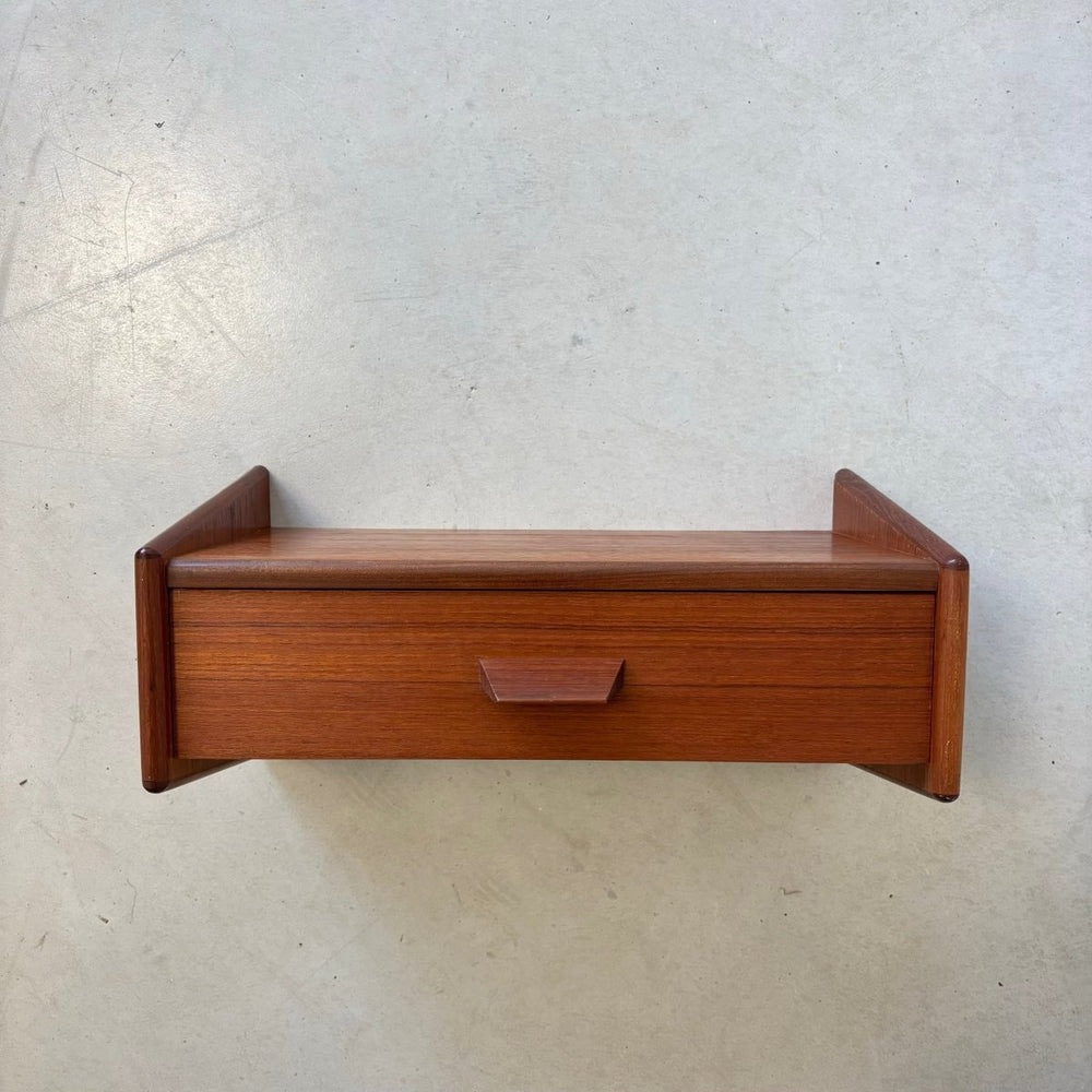 
                  
                    Vintage wandkastje teak spits greepje - LOUI.STORE
                  
                