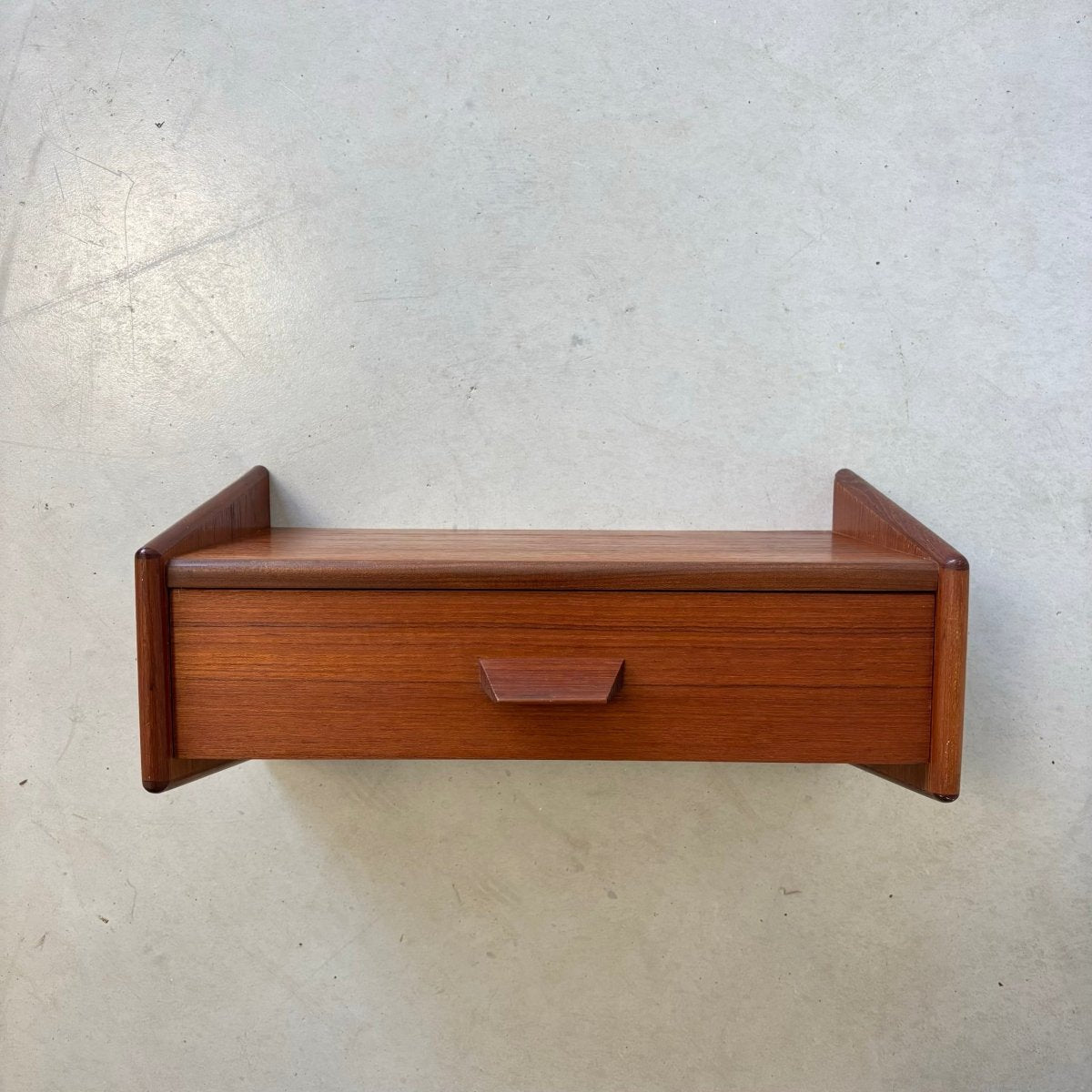 
                  
                    Vintage wandkastje teak spits greepje - LOUI.STORE
                  
                