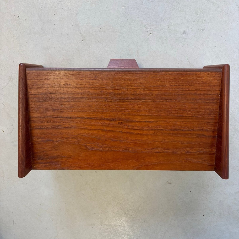 
                  
                    Vintage wandkastje teak spits greepje - LOUI.STORE
                  
                