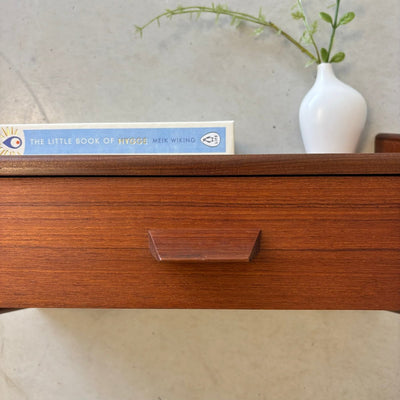 
                  
                    Vintage wandkastje teak spits greepje - LOUI.STORE
                  
                