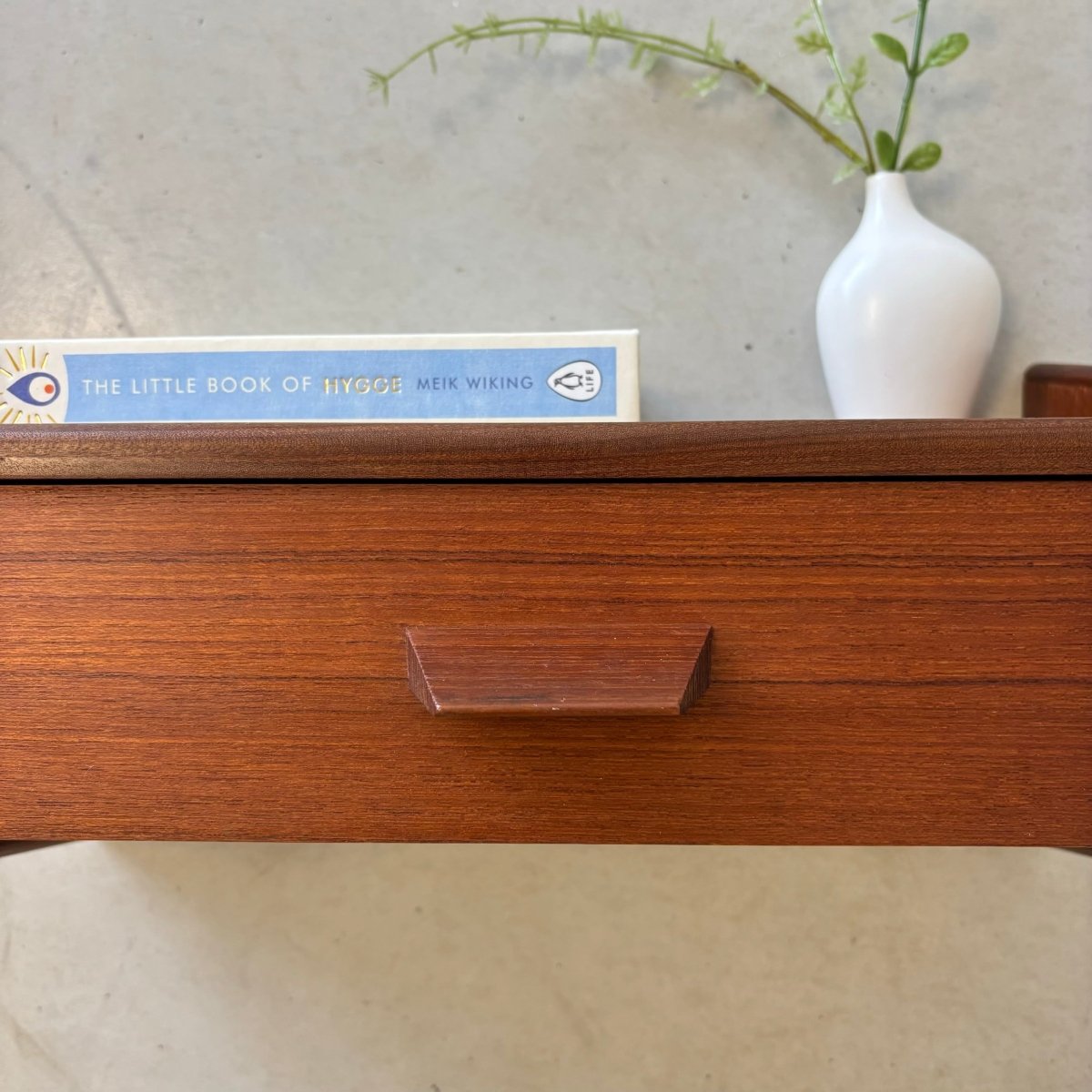 
                  
                    Vintage wandkastje teak spits greepje - LOUI.STORE
                  
                