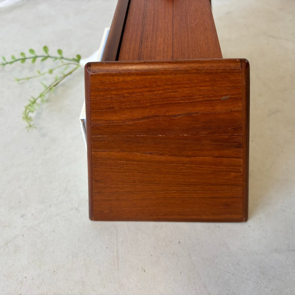 
                  
                    Vintage wandkastje teak spits greepje - LOUI.STORE
                  
                