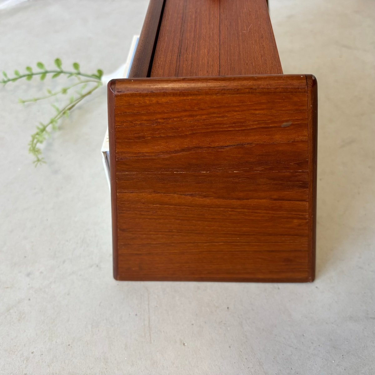 
                  
                    Vintage wandkastje teak spits greepje - LOUI.STORE
                  
                