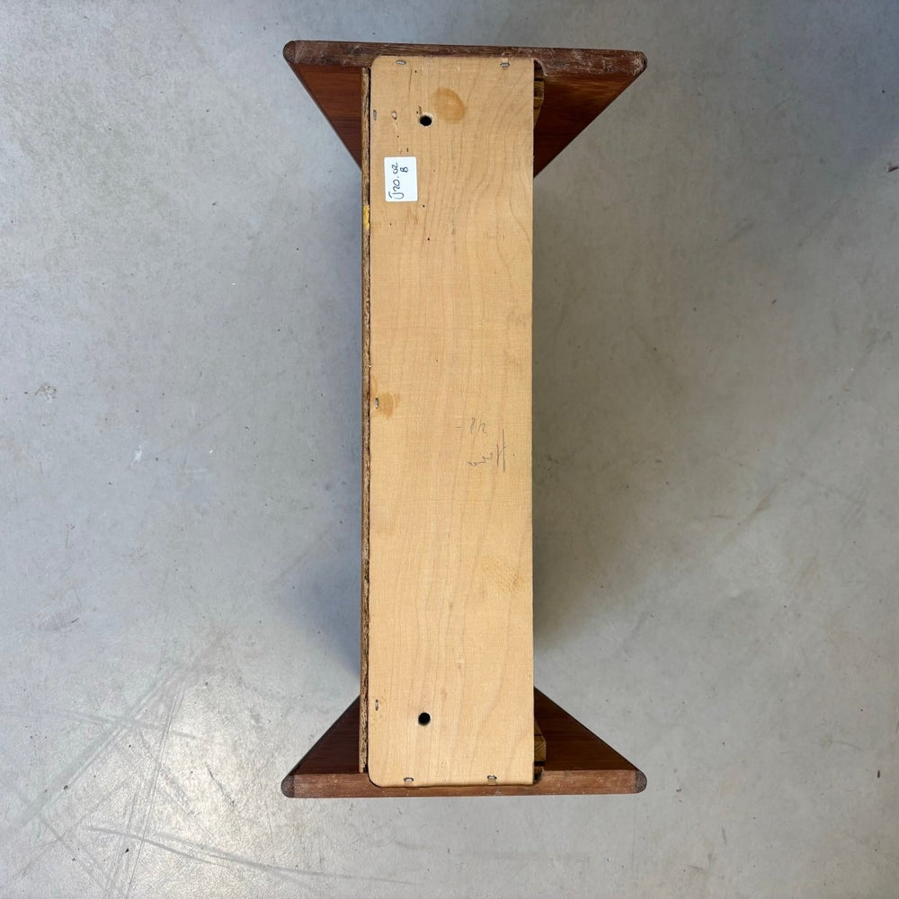 
                  
                    Vintage wandkastje teak spits greepje - LOUI.STORE
                  
                