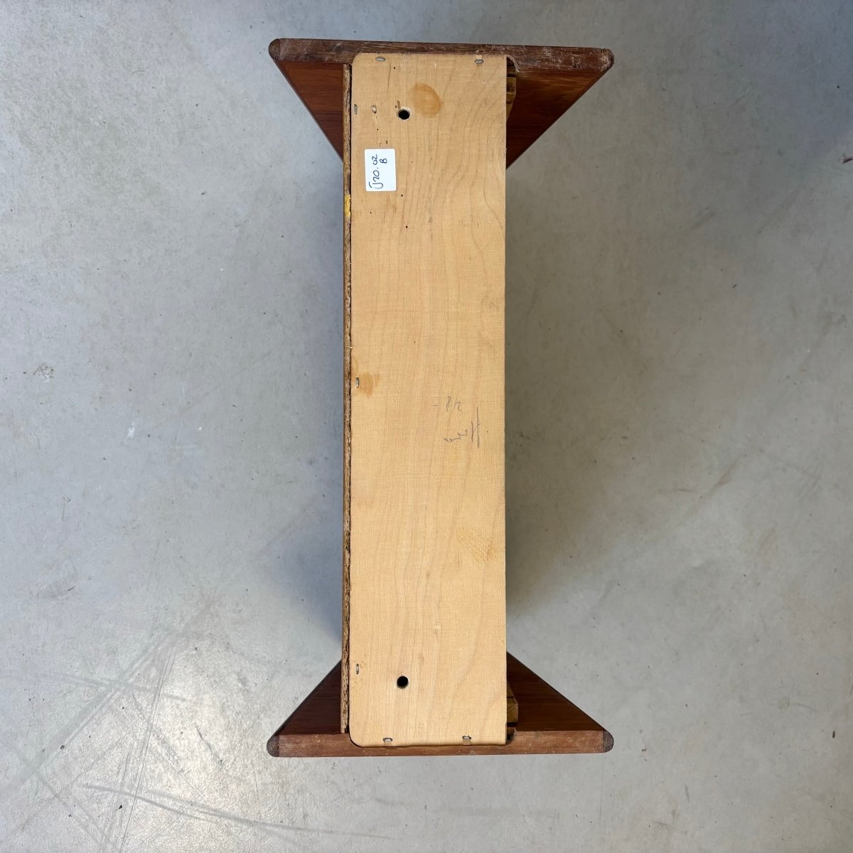 
                  
                    Vintage wandkastje teak spits greepje - LOUI.STORE
                  
                