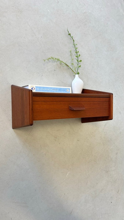 
                  
                    Vintage wandkastje teak spits greepje - LOUI.STORE
                  
                