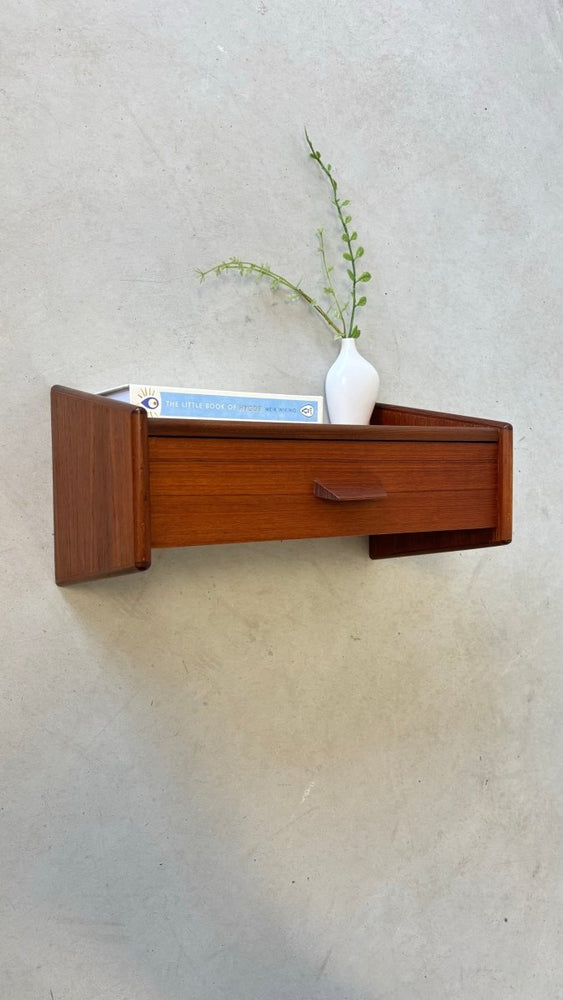 
                  
                    Vintage wandkastje teak spits greepje - LOUI.STORE
                  
                