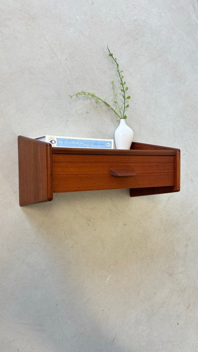 
                  
                    Vintage wandkastje teak spits greepje - LOUI.STORE
                  
                