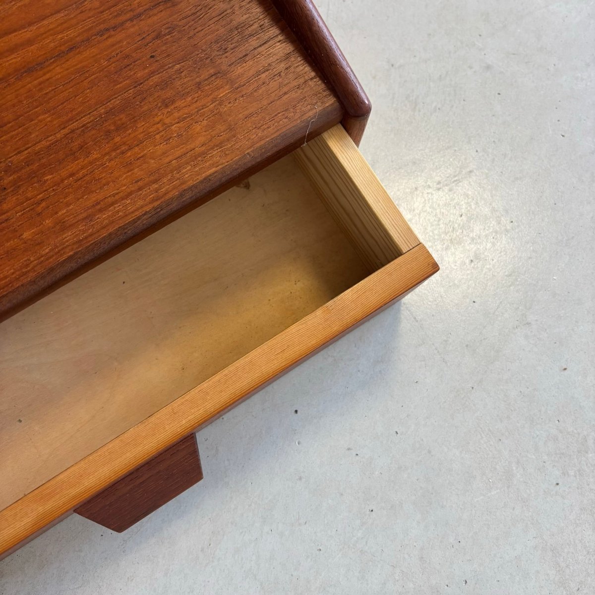 
                  
                    Vintage wandkastje teak spits greepje - LOUI.STORE
                  
                