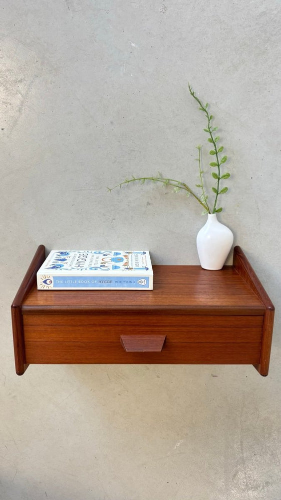 
                  
                    Vintage wandkastje teak spits greepje - LOUI.STORE
                  
                