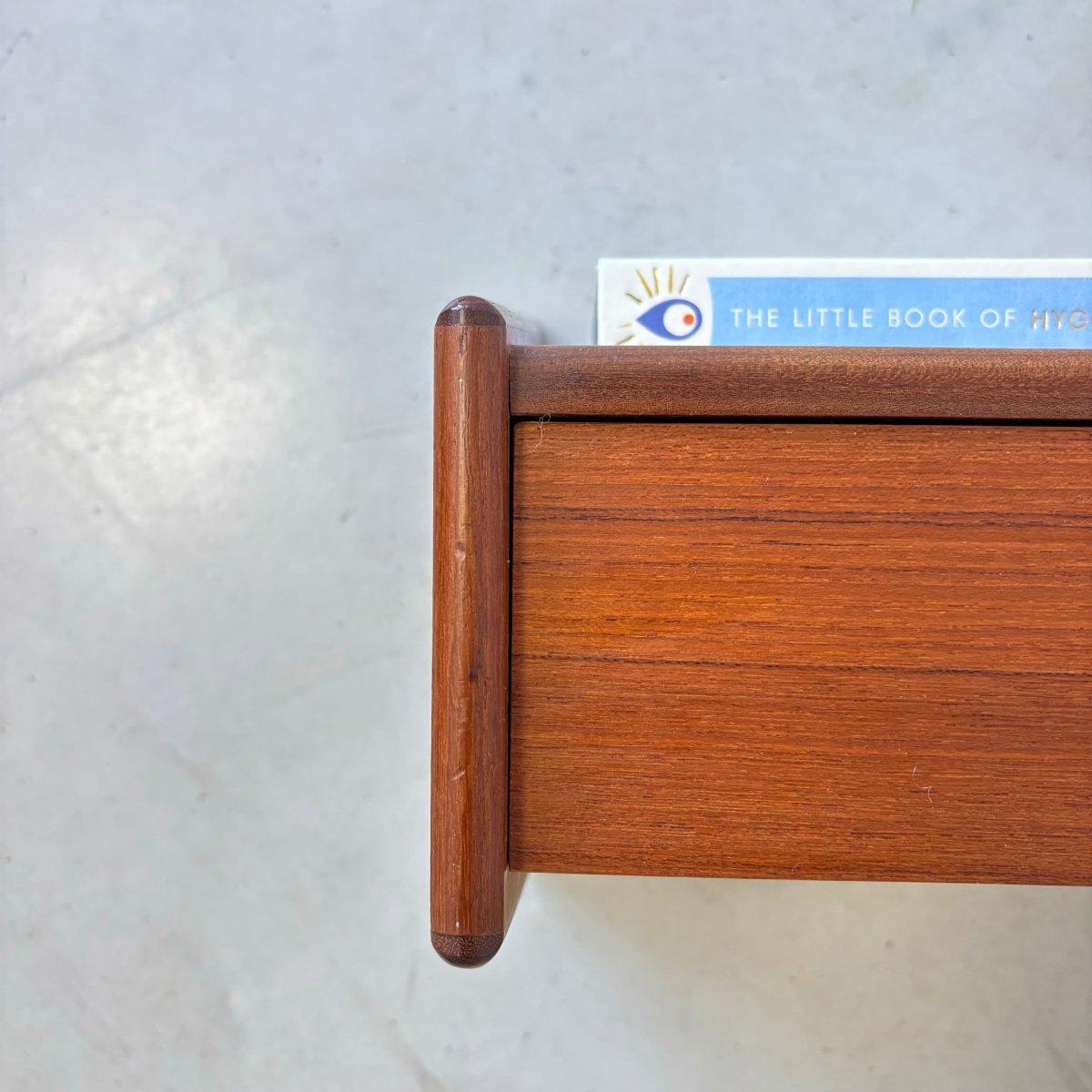 
                  
                    Vintage wandkastje teak spits greepje - LOUI.STORE
                  
                