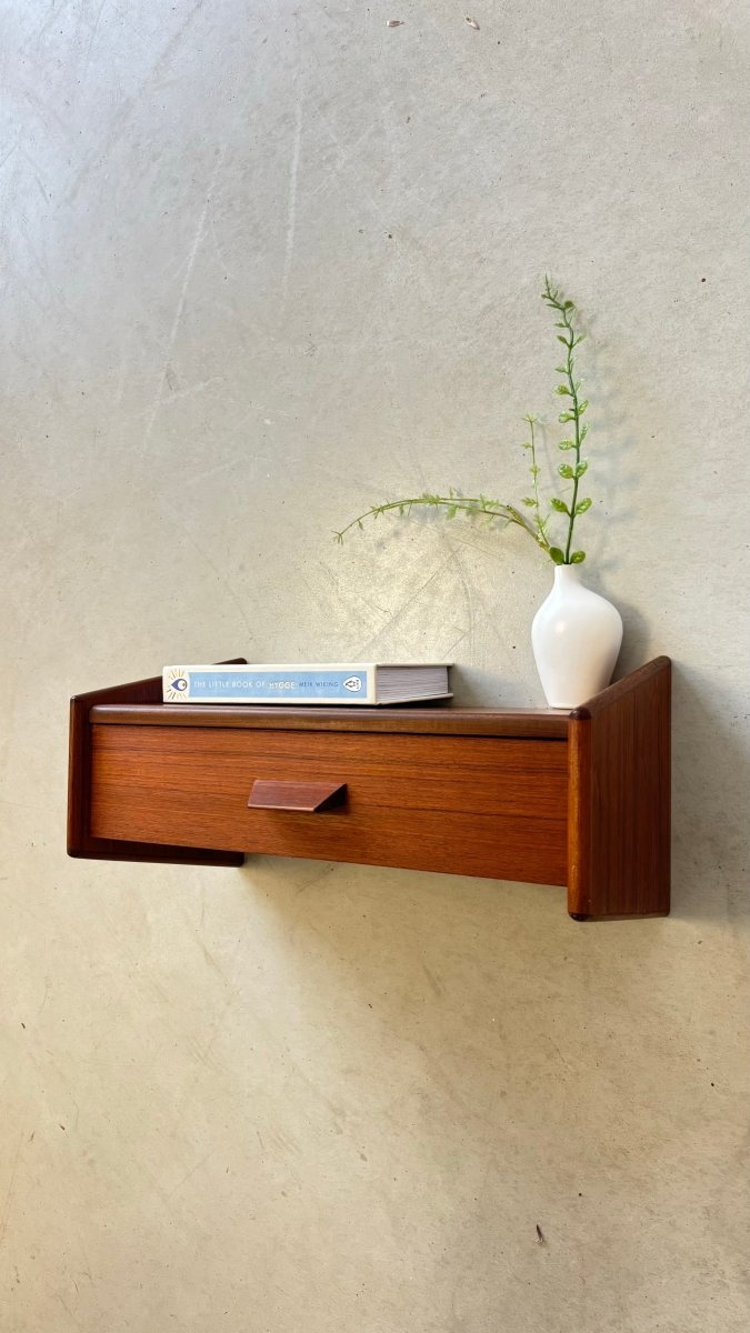 
                  
                    Vintage wandkastje teak spits greepje - LOUI.STORE
                  
                