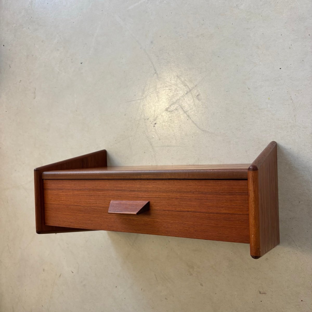 
                  
                    Vintage wandkastje teak spits greepje - LOUI.STORE
                  
                