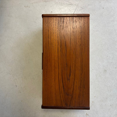 
                  
                    Vintage wandkastjes teak smal greepje - LOUI.STORE
                  
                