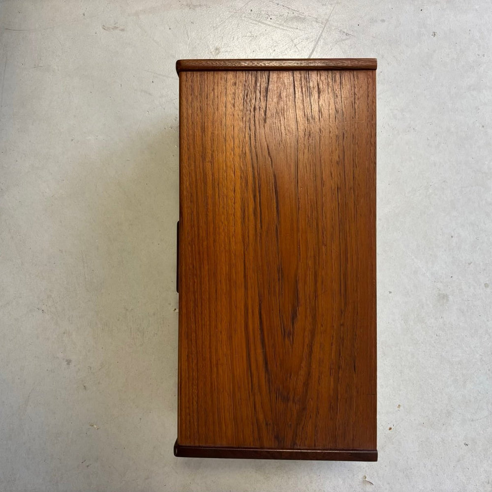 
                  
                    Vintage wandkastjes teak smal greepje - LOUI.STORE
                  
                
