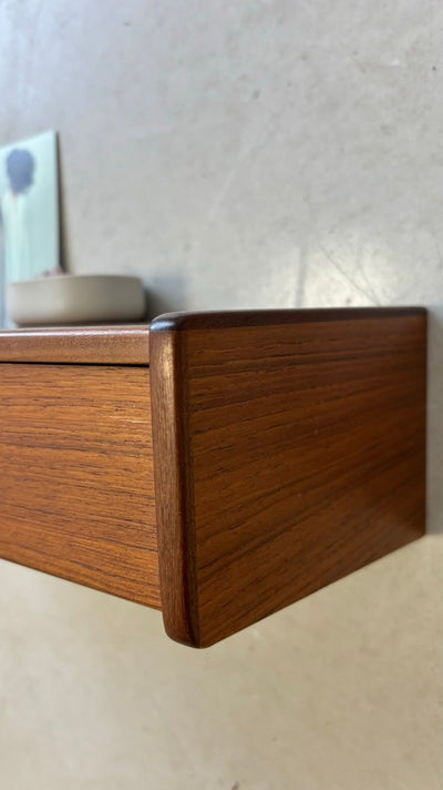 
                  
                    Vintage wandkastjes teak smal greepje - LOUI.STORE
                  
                