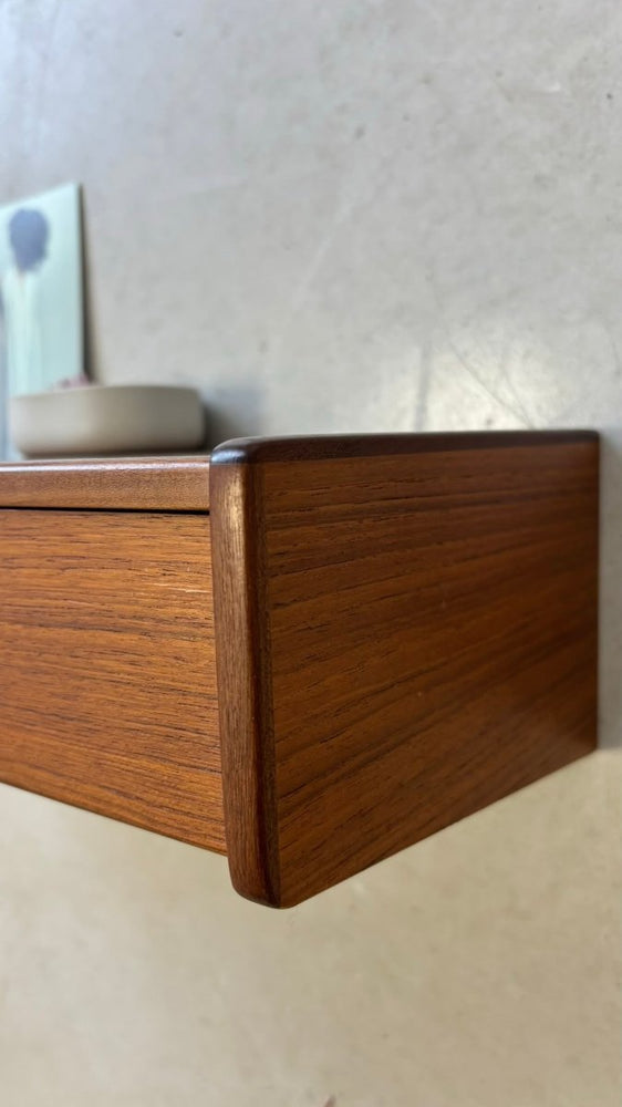 
                  
                    Vintage wandkastjes teak smal greepje - LOUI.STORE
                  
                