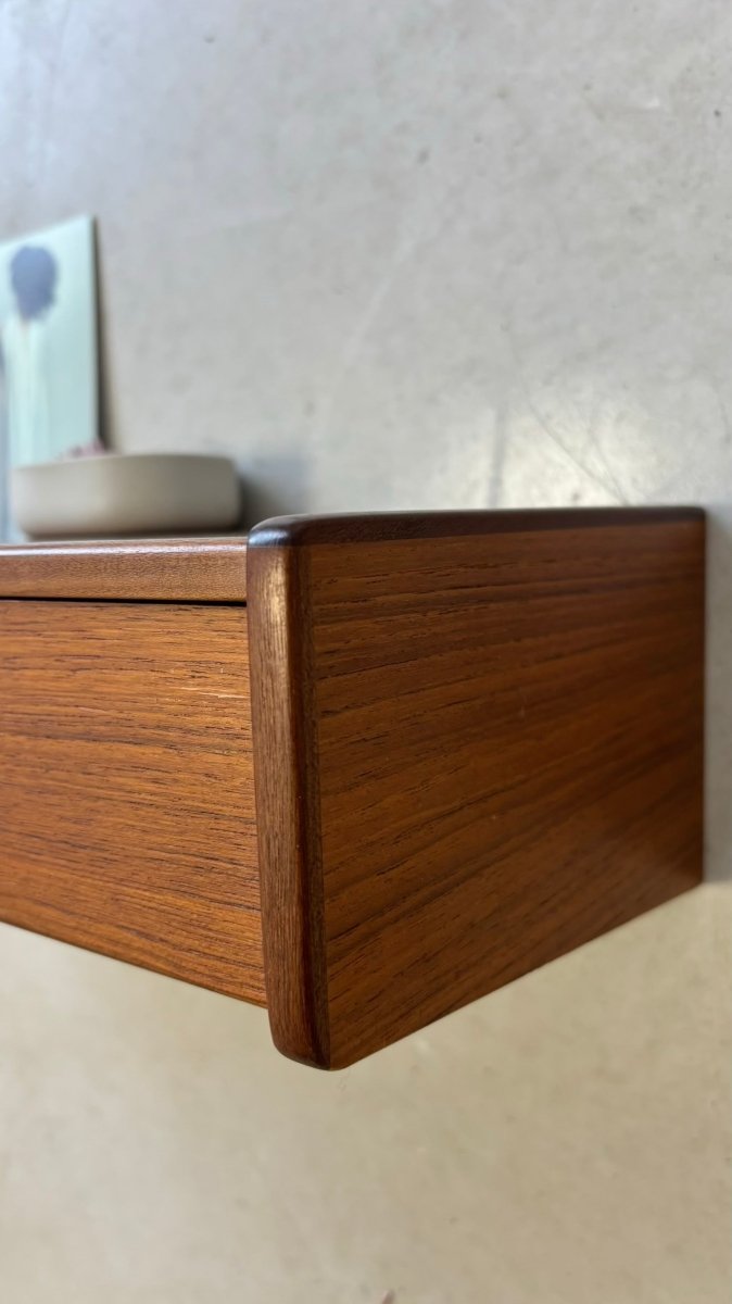 
                  
                    Vintage wandkastjes teak smal greepje - LOUI.STORE
                  
                