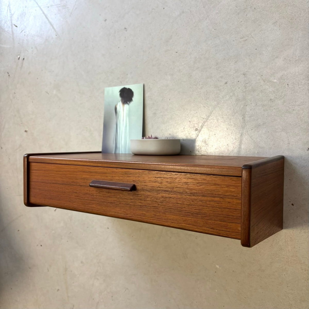 
                  
                    Vintage wandkastjes teak smal greepje - LOUI.STORE
                  
                