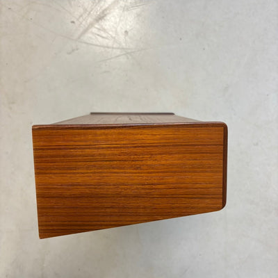 
                  
                    Vintage wandkastjes teak smal greepje - LOUI.STORE
                  
                