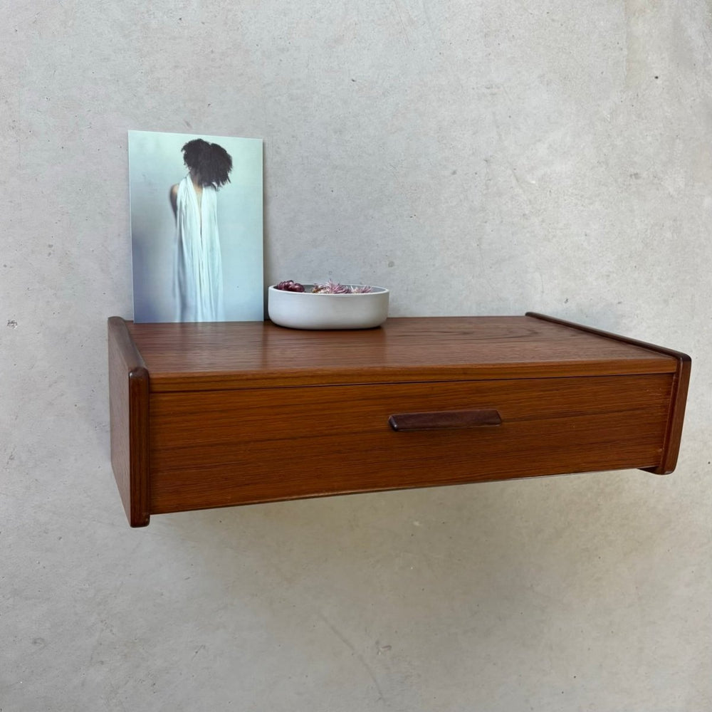 
                  
                    Vintage wandkastjes teak smal greepje - LOUI.STORE
                  
                